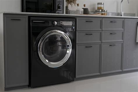 Lave-linge séchant moderne dans une cuisine