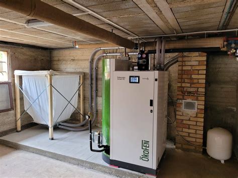 Une chaudière à granulés moderne dans une chaufferie