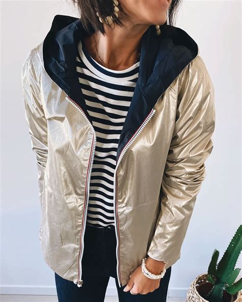 femme portant une veste imperméable réversible colorée