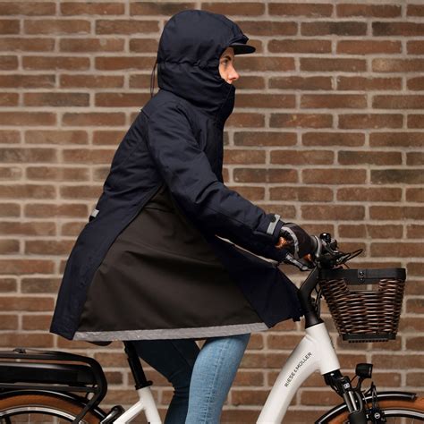 femme faisant du vélo sous la pluie avec une veste imperméable