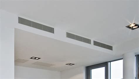 Unité intérieure de climatisation gainable suspendue dans un faux plafond