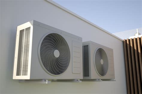 Unité extérieure de climatisation gainable installée sur un mur