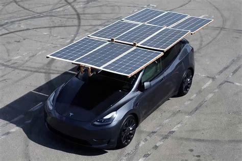 Voiture avec panneau solaire sur le toit