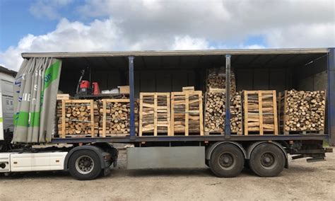 Un camion de livraison de bois de chauffage déchargeant des bûches