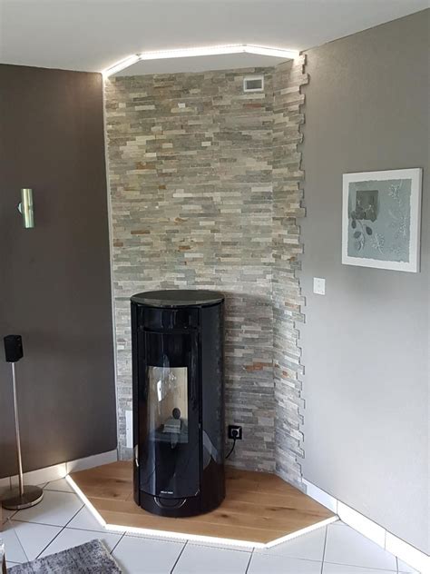 Poêle à granulés moderne avec habillage mural en pierre
