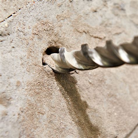 Outil pour percer des trous dans un mur ancien