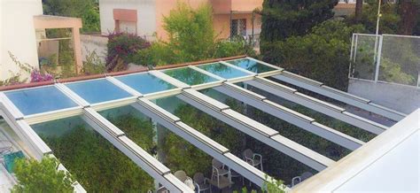 Schéma d'une pergola à toit de verre rétractable montrant les panneaux mobiles et fixes