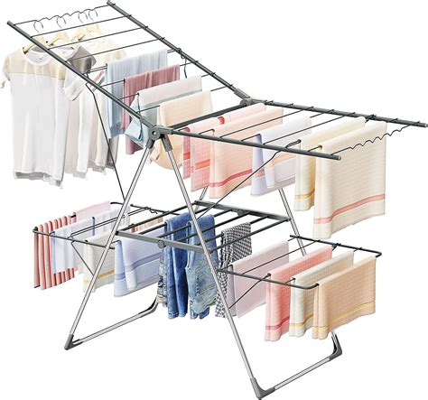 Linge étendu sur un étendoir à l'intérieur d'une pièce