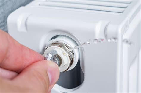 Illustration montrant la position de la vis de purge sur un radiateur