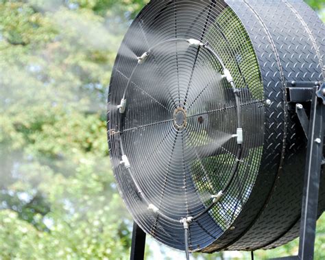Ventilateur brumisateur en action dans un jardin