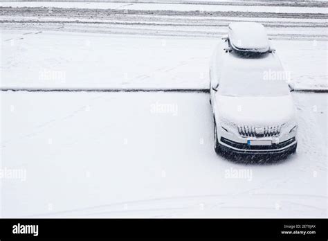 Voiture garée dans la neige
