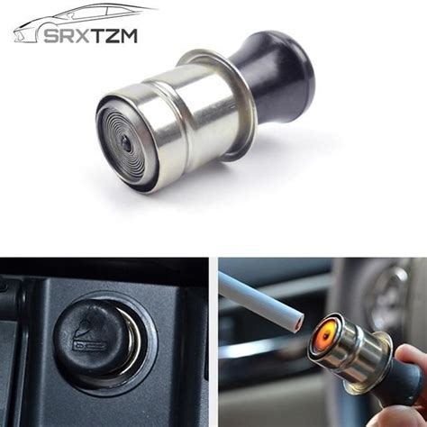 Gros plan sur une prise allume-cigare de voiture