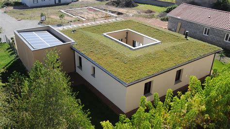 Maison avec murs végétalisés et toiture végétalisée