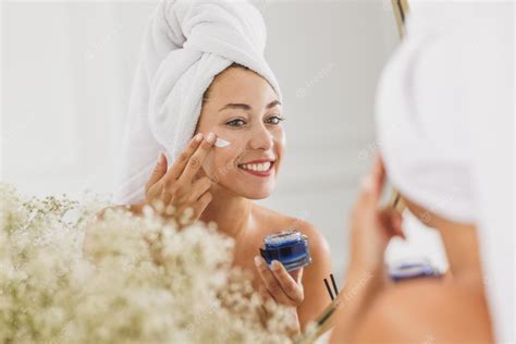 Femme appliquant une brume d'eau sur son visage