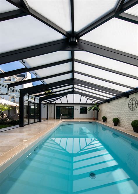 Une piscine couverte avec une bâche à bulles