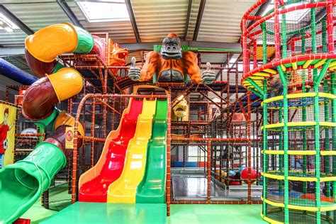 enfants dans un grand parc de jeux intérieur