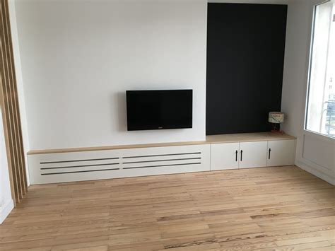 Intérieur moderne avec radiateur dissimulé derrière un meuble design