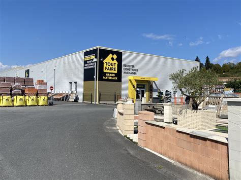 Façade d'un magasin TOUT FAIRE