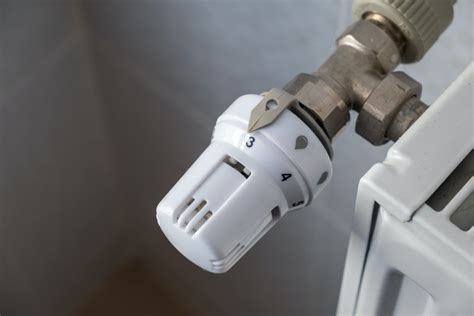 Illustration d'une tête thermostatique FIBARO installée sur un radiateur