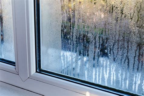 Condensation sur les vitres d'une véranda