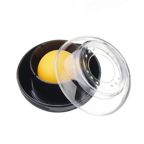 main de personne utilisant un humidificateur de doigt pour manipuler des papiers