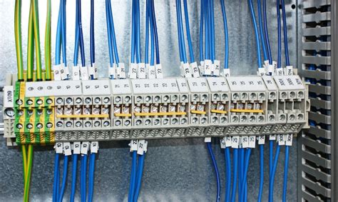 Photo d'un bornier de chaudière avec des fils débranchés.