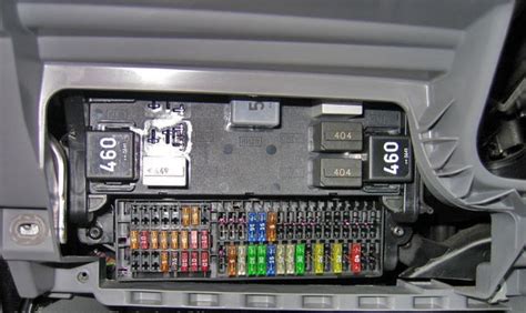 Boîte à fusibles sous le tableau de bord d'une Volkswagen Touran