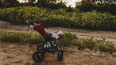 Poussette tout-terrain en action sur un sentier