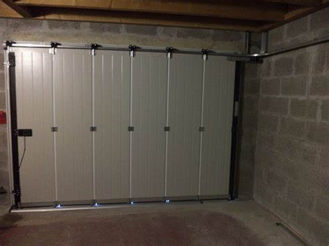 Porte de garage coulissante en PVC avec joint d'étanchéité