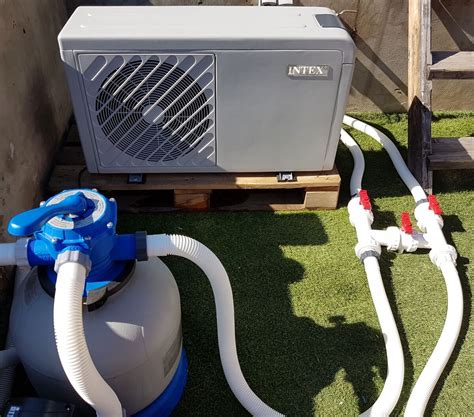 Une pompe à chaleur pour piscine installée à côté d'une piscine hors sol
