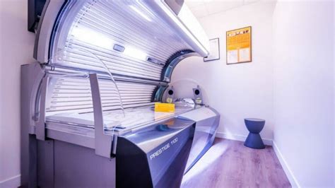 Une femme recevant un bronzage par brumisation dans une cabine