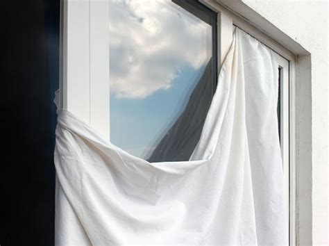 Drap humide devant une fenêtre