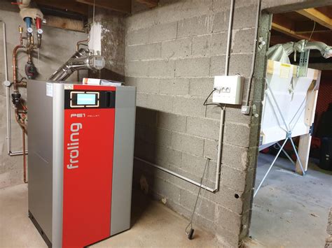 Chaudière à granulés dans un local technique