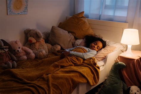 Enfant dormant paisiblement dans une chambre douillette
