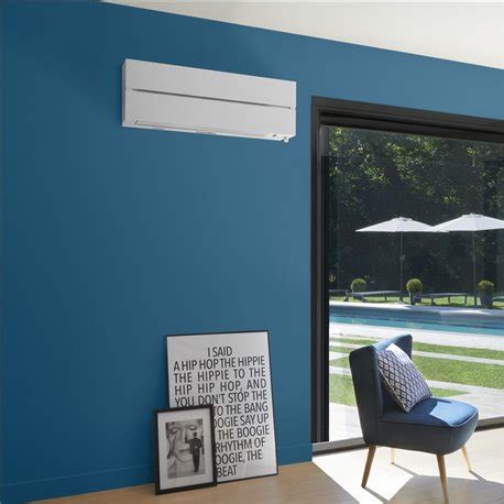 Climatiseur mural design installé dans un salon moderne