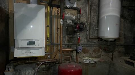 Panneau de contrôle d'une chaudière avec divers symboles lumineux