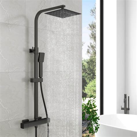 Salle de bain moderne avec colonne de douche chromée