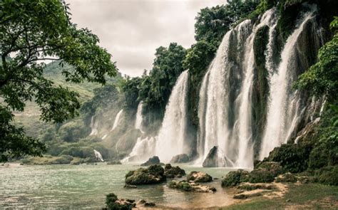Une chute d'eau majestueuse avec une caverne cachée