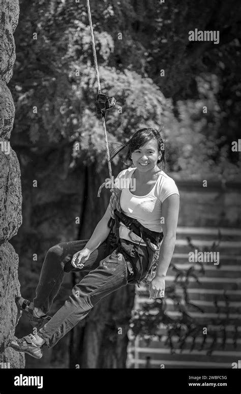 Lara Croft escaladant une paroi rocheuse