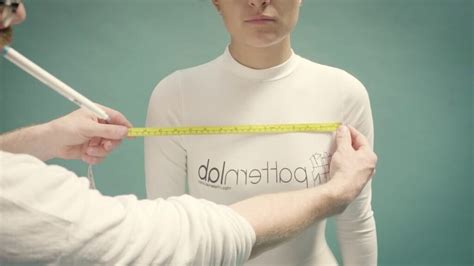 Femme mesurant son tour de poitrine