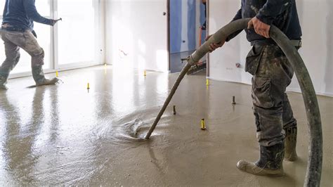 Chape fluide en cours de coulage