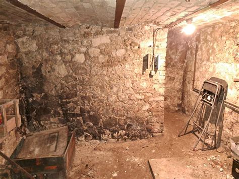 Cave ancienne avec traces d'humidité