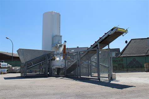 Borne de distribution automatique de béton