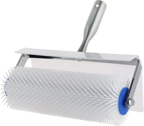 Comparaison visuelle des outils d'aération : fourche, rouleau à piquer, sandales à pointes, aérateur mécanique