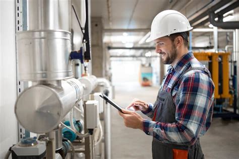 Technicien effectuant l'entretien d'une chaudière