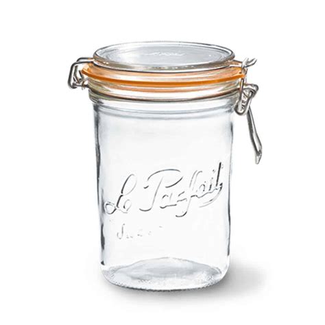 Un bocal en verre contenant une pierre de lune, placé dans un récipient rempli de gros sel