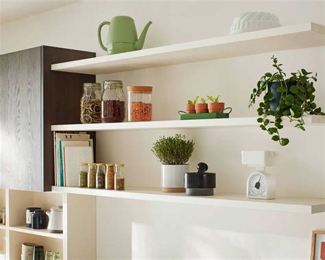 Une étagère remplie de manuels d'utilisation de déshumidificateurs