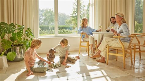 Une famille profitant d'un air intérieur sain dans un salon.
