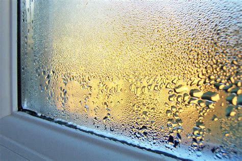 Illustration d'une maison avec de la condensation sur les fenêtres