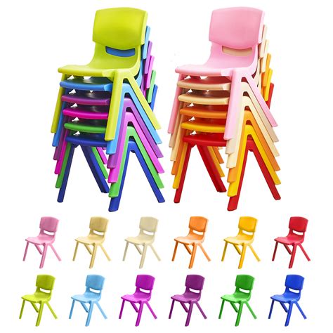 Enfants assis sur des chaises en plastique colorées dans une salle de classe